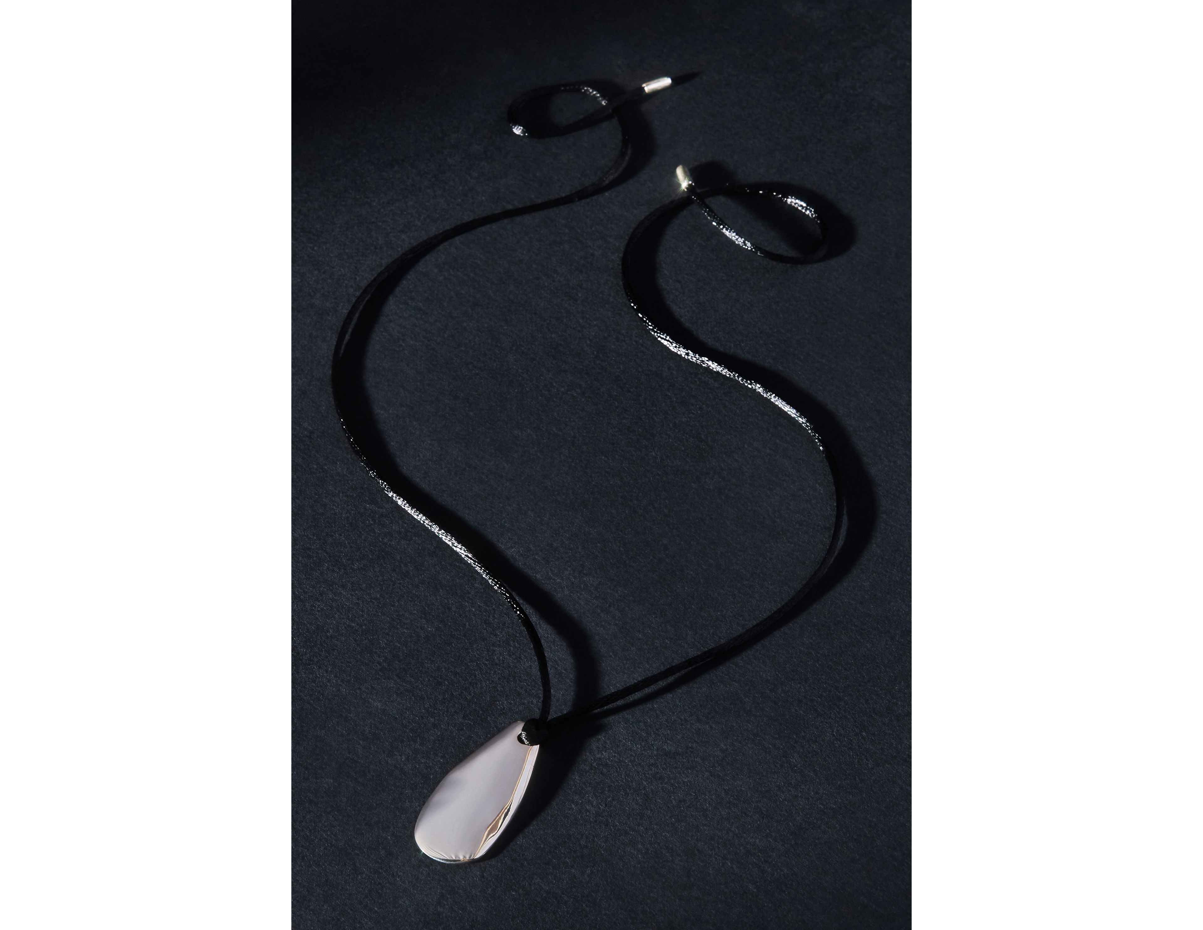 Maslo Large Pebble Pendant Necklace
