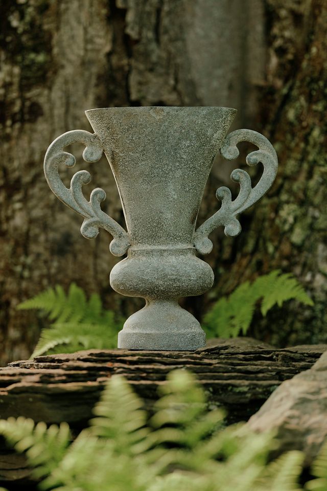 Trophy store vase