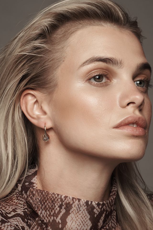 Boucles d'oreilles Huggie en cristal délicat #2