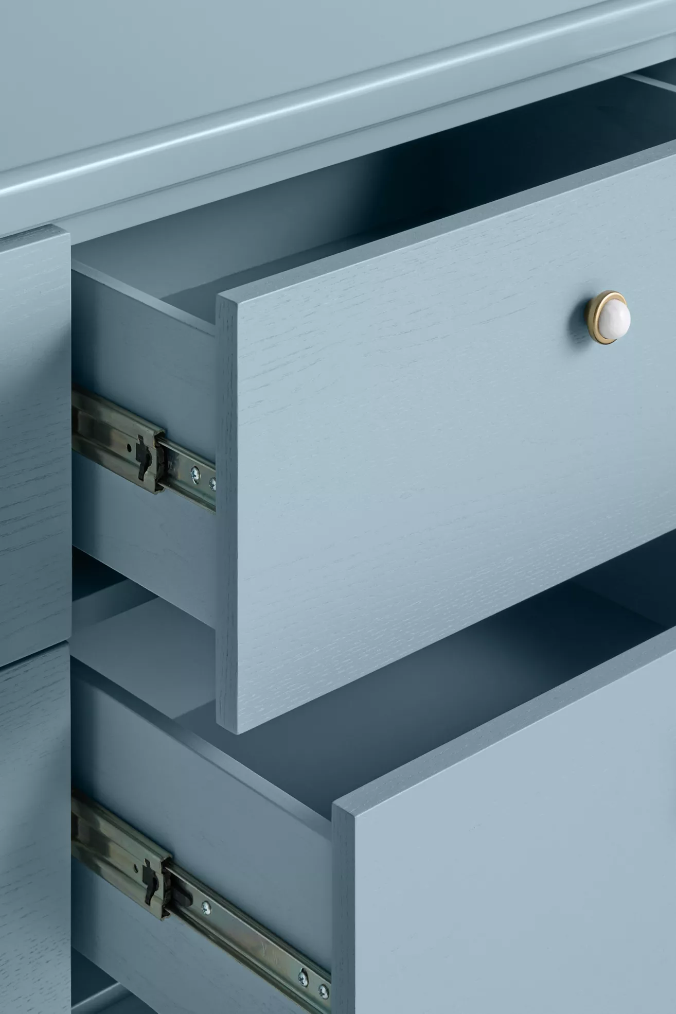 Drawer sliding mechanism and inner drawer