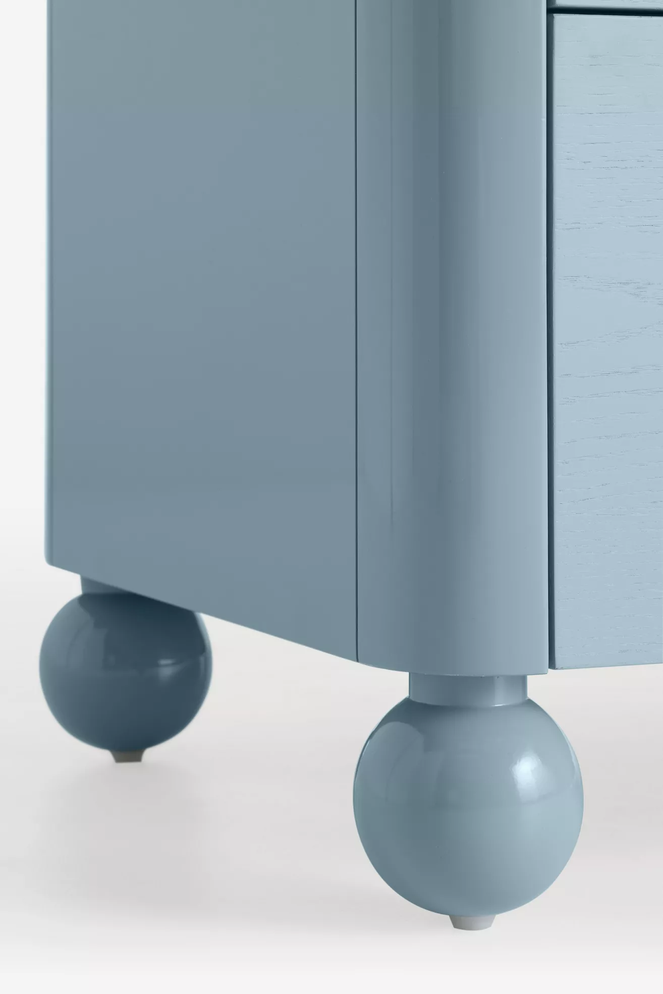 Corner of dresser with rounded ball leg