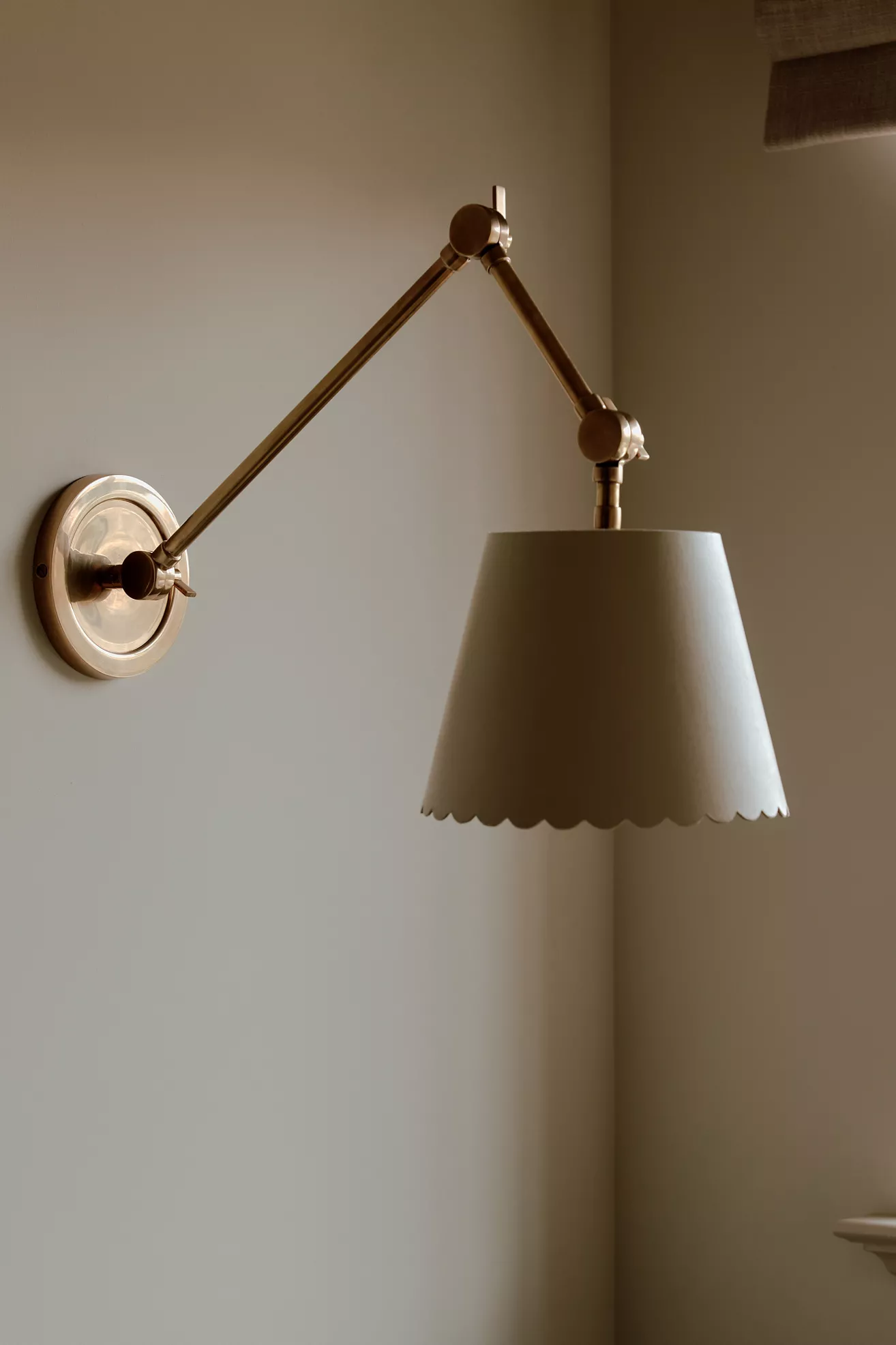 Roberta Scalloped Leather Task Sconce Wall Light - thumbnail 4
