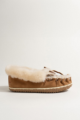 Minnetonka Ultimate Genuine Shearling Slipper In Beige