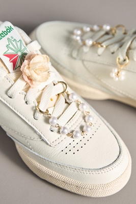 Ensemble de Breloques de Chaussure Fleur de Perle en White chez - Anthropologie - Modalova
