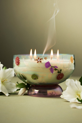 Maye Floral Jasmine & Sandalwood Glass Candle en Blue taille: L chez - Anthropologie - Modalova