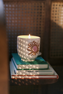 Dimitria Fruity Coconut & Amber Ceramic Candle en Orange taille: S chez - Anthropologie - Modalova