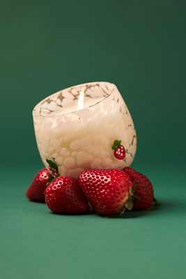 Icon Fruity Strawberry & Guava Cheena Glass Candle en Pink taille: S chez - Anthropologie - Modalova