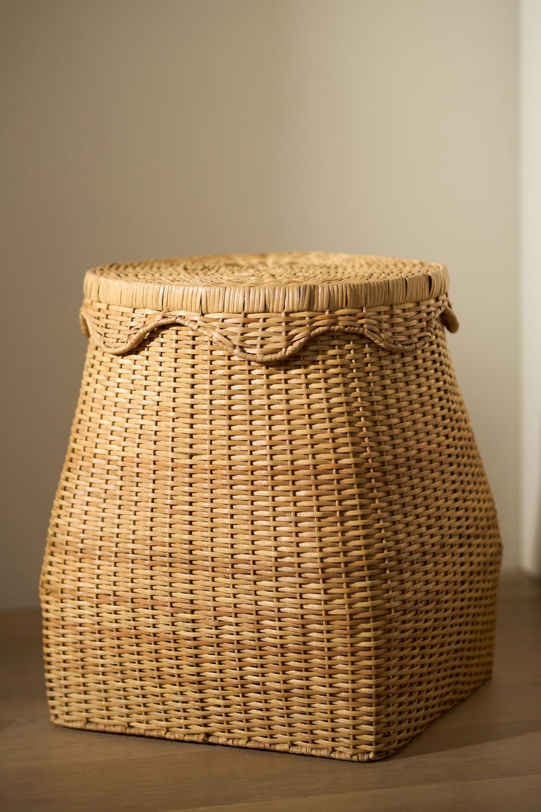 Scallop Wicker Lidded Hamper - Natural, One Size
