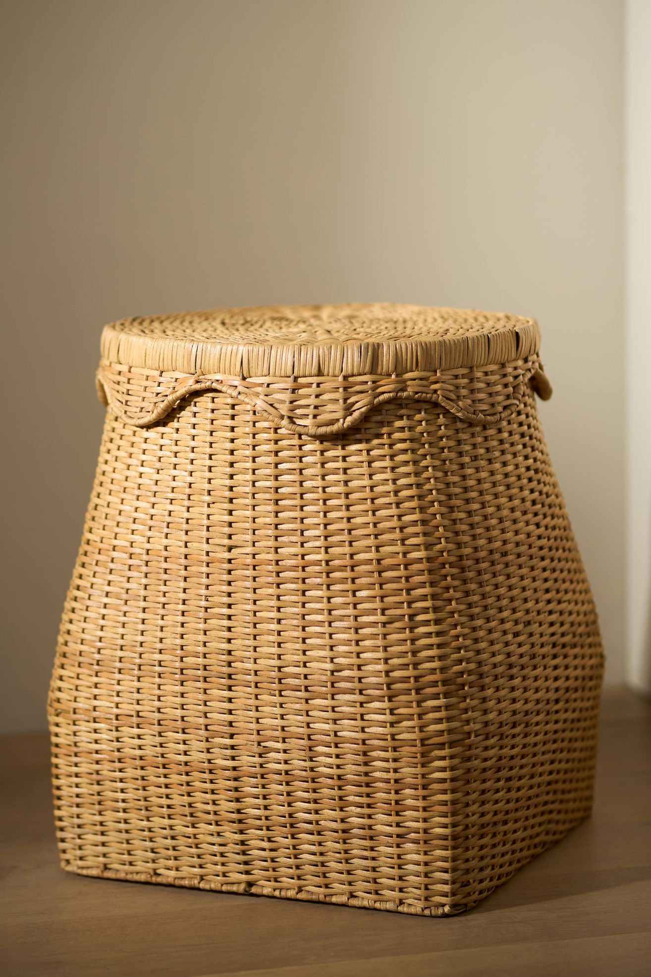 Scallop Wicker Lidded Hamper - Natural, Standard, One Size