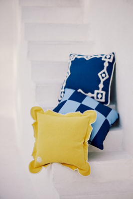 Penelope Cotton Embroidered Icon Cushion en Yellow taille: 18" x 18" chez - Anthropologie - Modalova