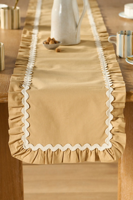 Chemin de table plissé Ruby Ric Rac en Beige chez - Anthropologie - Modalova