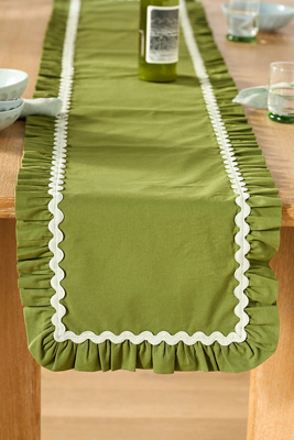 Chemin de table plissé Ruby Ric Rac en Green chez - Anthropologie - Modalova