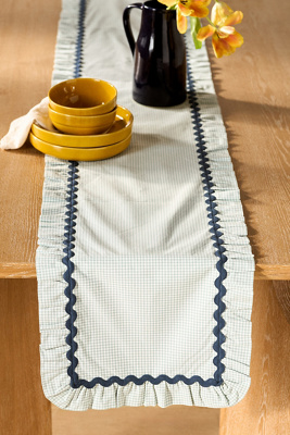 Chemin de table plissé Ruby Ric Rac en Blue chez - Anthropologie - Modalova