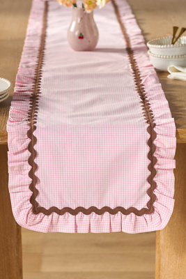 Chemin de table plissé Ruby Ric Rac en Pink chez - Anthropologie - Modalova