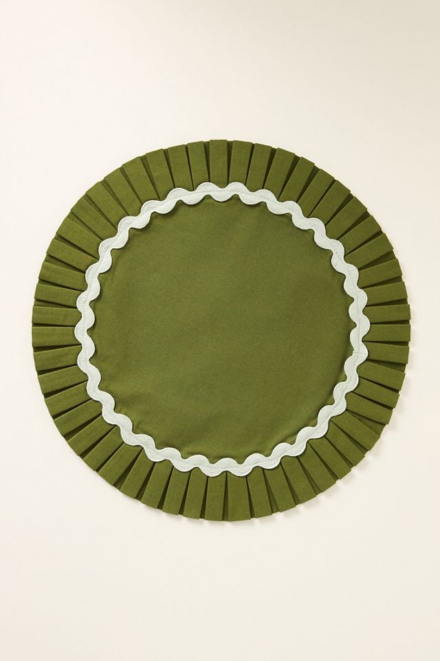 Ruby Rickrack Pleated Round Placemat