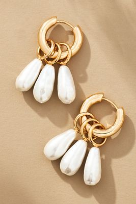 Triple Pearl Charm Huggie Earrings par en White - By Anthropologie - Modalova