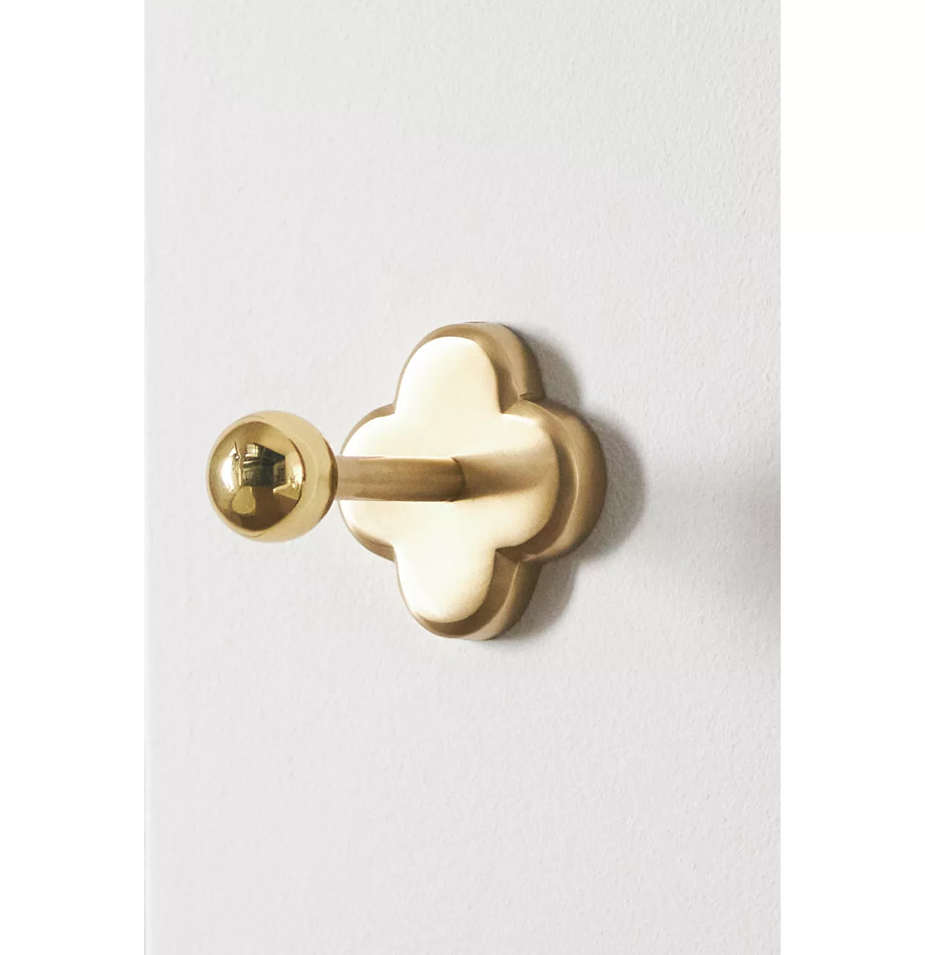 Quinn Clover Brass Bath Hook - thumbnail 3