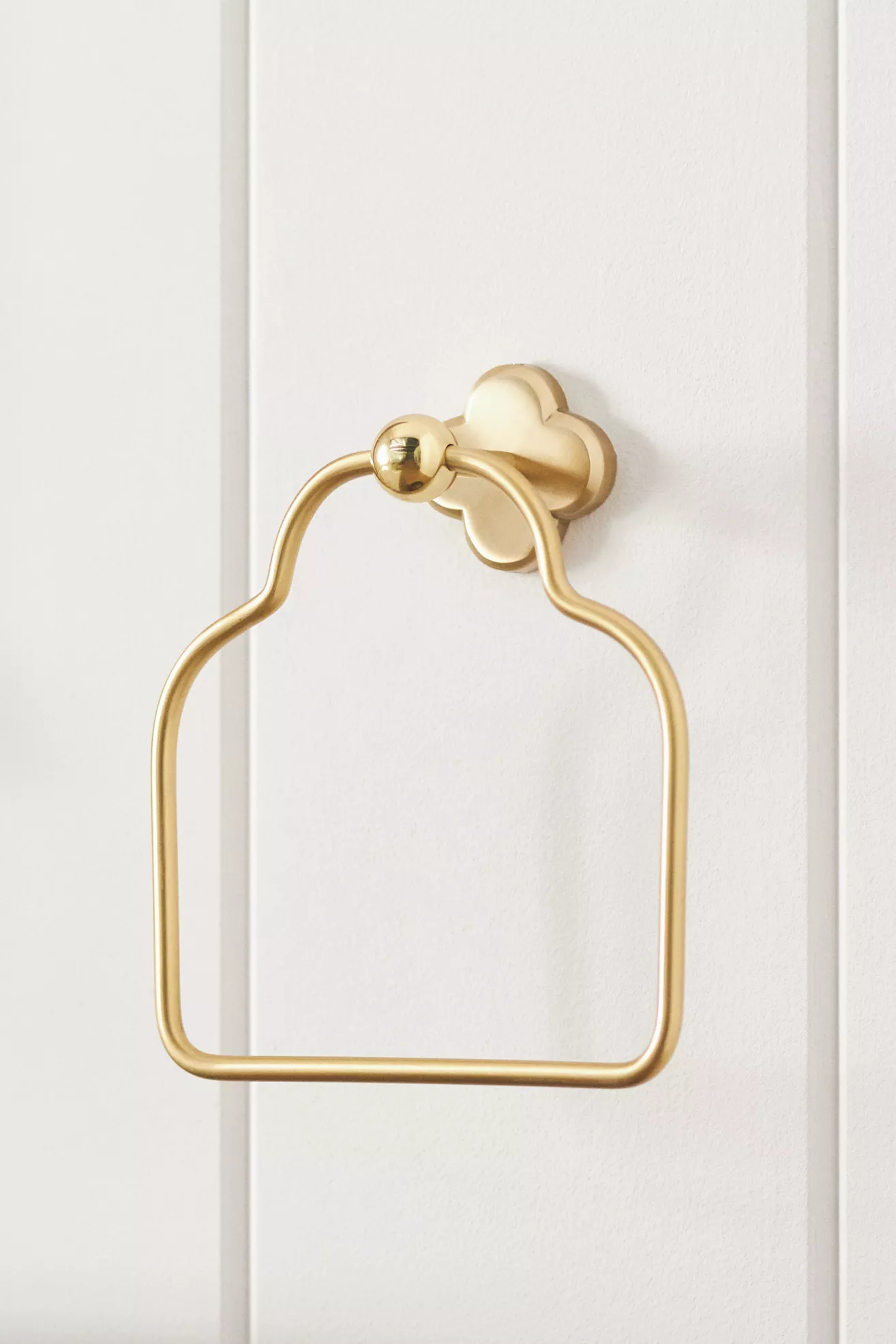 Quinn Clover Brass Towel Ring - thumbnail 2