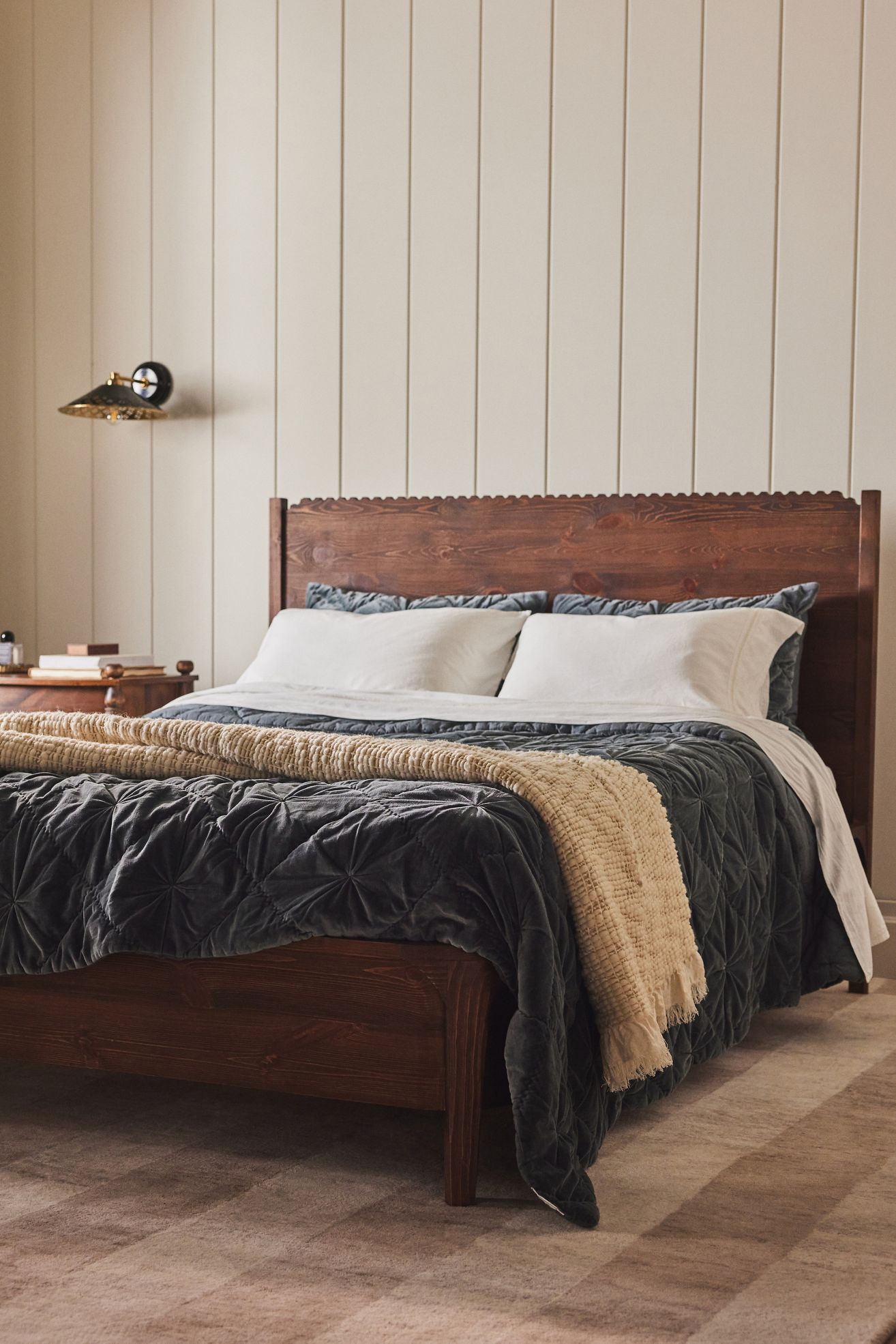 Aria Classic Oak Wood Bed - Tobacco, Queen