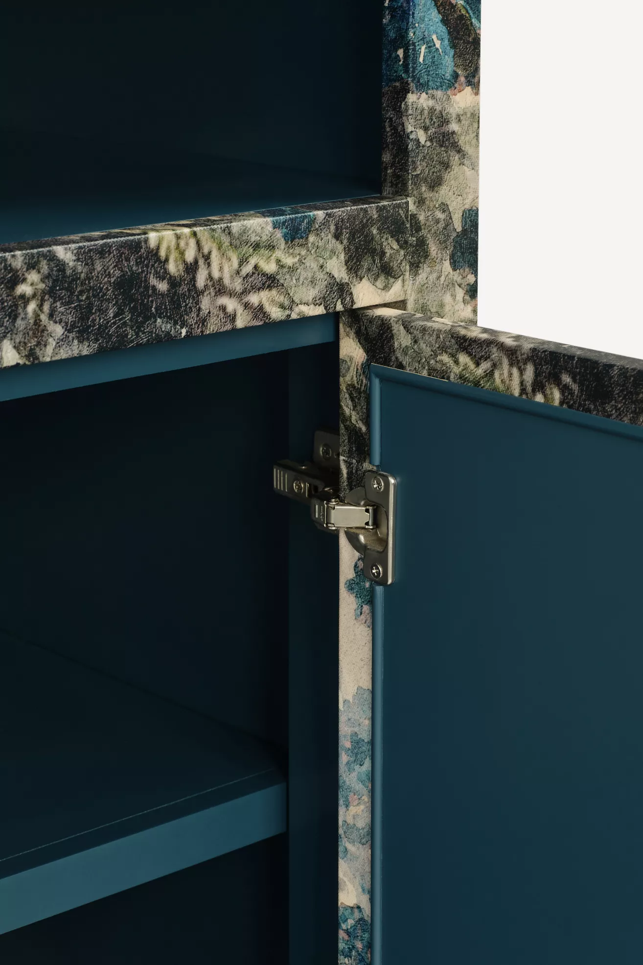 Open cabinet door hinge and interior
