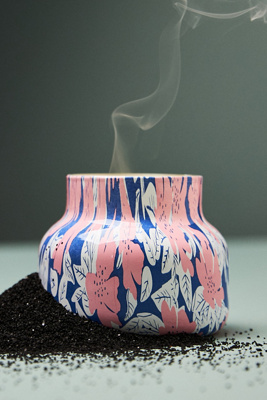 Bougie Volcano Petite Tin taille: S chez Anthropologie - Capri Blue - Modalova