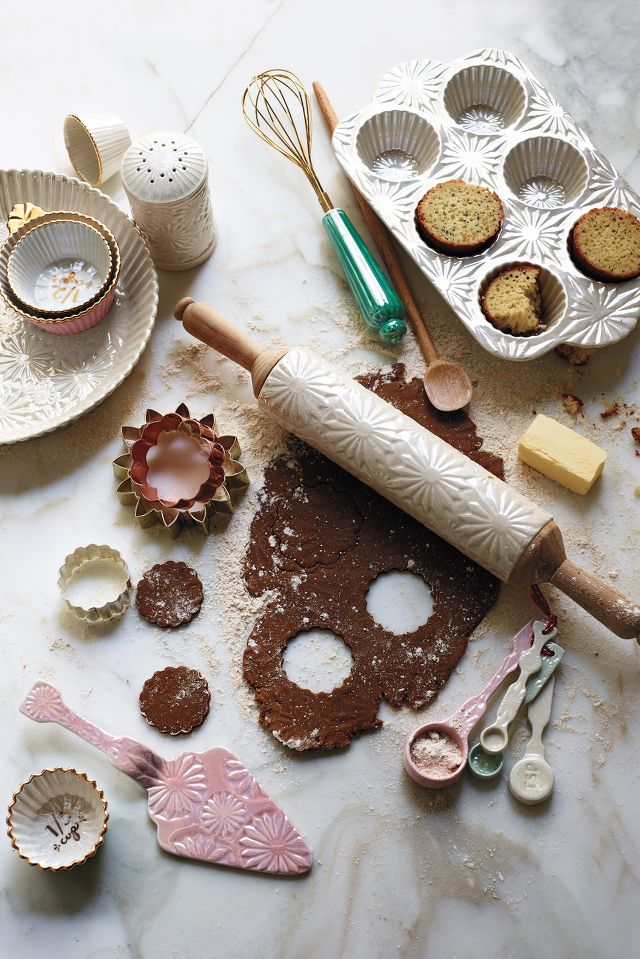 Anthropologie Cozy Baking Painted Stoneware Muffin Cupcake Pan