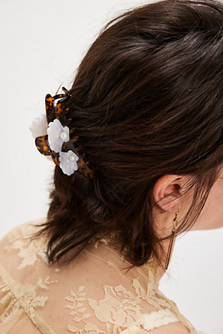 Lele Sadoughi Shell Claw Clip en Tortoise Pearl, pour femme chez Free People
