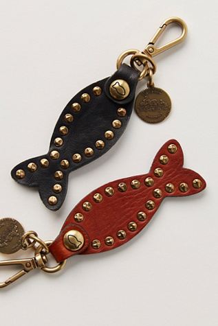 Charm de sac Pescare par Campomaggi en Noir, pour femme chez Free People