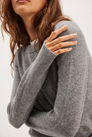 Pull ras du cou en cachemire Malibu par Free People en River Stone, pour femme