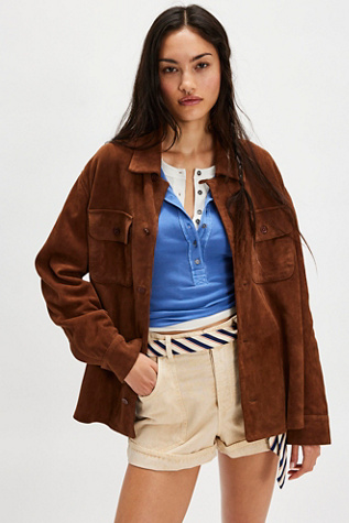 Chemise de Camp en Suède Profond par Profound en Suède Marron, pour femme chez Free People