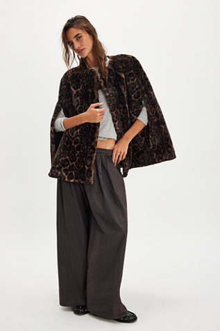 APPARIS Sloan Snow Leopard Cape