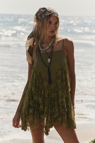 Mini Slip Sunday Candy par Intimately en Green Moss, pour femme chez Free People