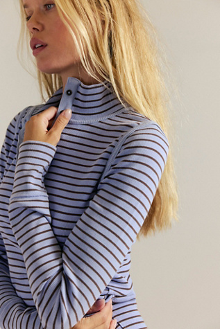 We The Free Lake Stripe Henley en Cornflower Combo, pour femme chez Free People