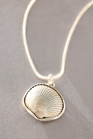 Dunton Ellerkamp Charcoal Shell Pendant Necklace