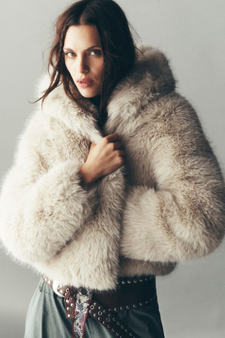 Veste en fourrure à capuche Louder Please par Free People en Almond Flour, pour femme
