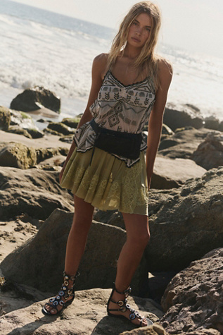 Demi Slip Over You par Intimately en Whispering Willow, pour femme chez Free People