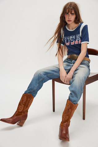 T-shirt Born To Roam par Ragabond en Navy, pour femme chez Free People
