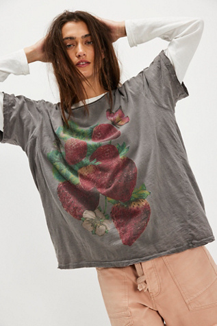 T-shirt Magnolia Pearl Fraise en Gris, pour femme chez Free People