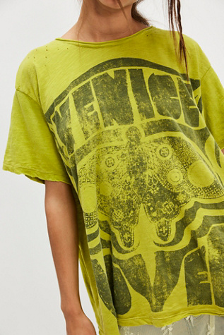 Magnolia Pearl Venice Lover Butterfly Tee en Lime, pour femme chez Free People