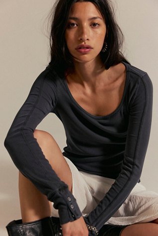 We The Free T-shirt à encolure arrondie Phoebe en Washed Black, pour femme chez Free People