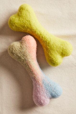 Jouet en feutre en forme d'os
