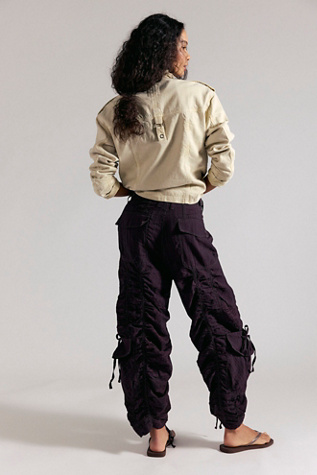 Женские брюки We The Free Scorpio Shirred Mid-Rise Cargo, цвет: Чёрный кофейный — фото 3