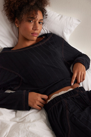 Pull Everyday Feeling par Intimately en Noir, pour femme chez Free People