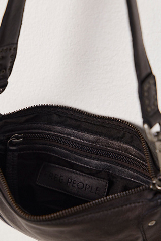 Женская сумка Free People Lillie Leather Shoulder, цвет: Чёрный / Серебряный — фото 5