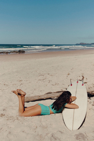 Short de surf à lacets Rhythm Capri Check en Bleu Sarcelle, pour femme chez Free People