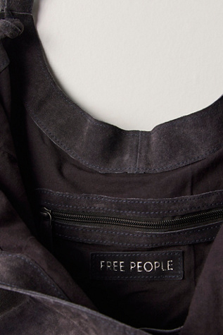 Женская сумка Free People Serena Cinched Shoulder, цвет: Угольный — фото 5