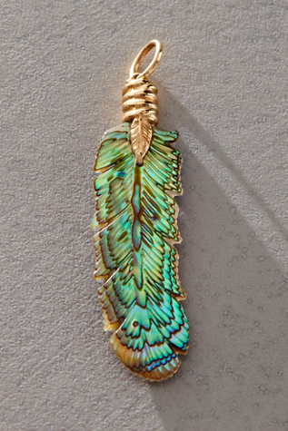Женский шарм Maura Green Luminescent Feather Charm, цвет: Ракушечный — фото 2