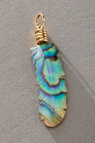 Женский шарм Maura Green Luminescent Feather Charm, цвет: Ракушечный — фото 3