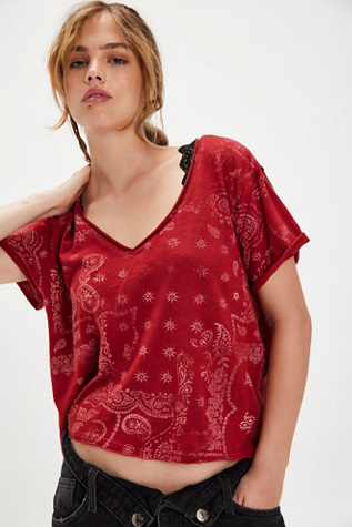 T-shirt Bandana Mod Col V par Ragabond en Rouge, pour femme taille: XS chez Free People