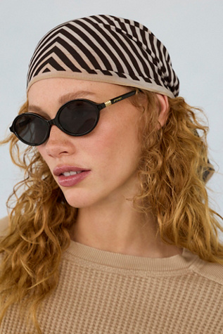 Женские солнцезащитные очки Free People Oh Hello Rounded Oval Sunglasses, цвет: Чёрный — фото 5